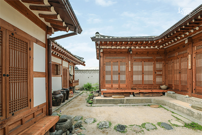 Photo of the entrance courtyard of the Seoul Stay hostel